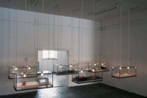 stillleben, 6 glaskästen metall harz plexiglas fundstücke holz, galerie benden & klimczak, köln, 1999